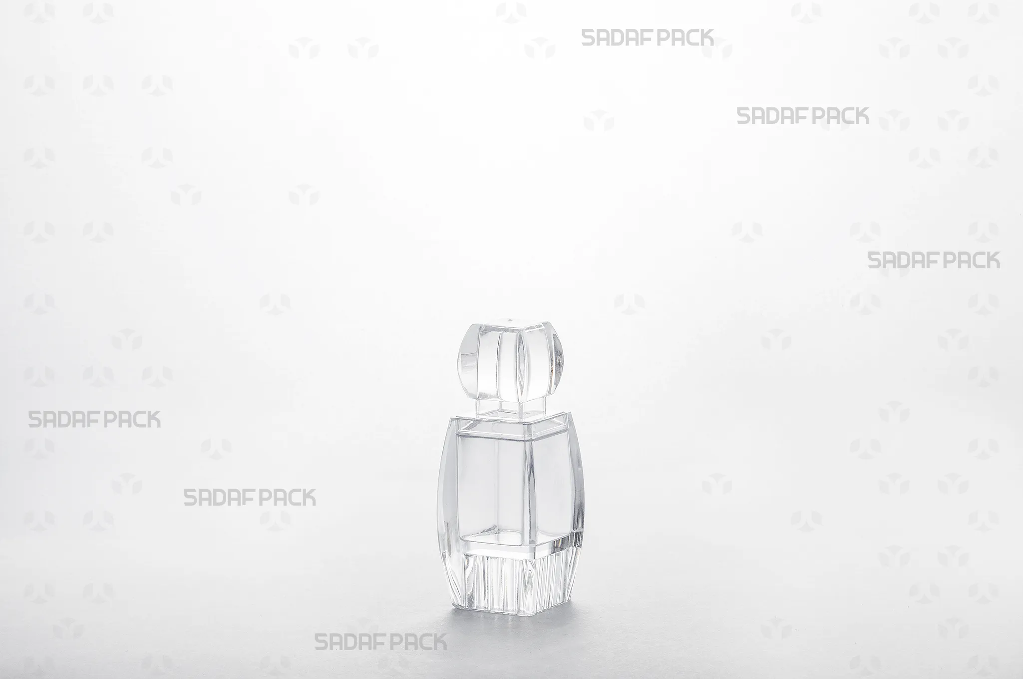 sadafpack-azin-noghli-raised-bottom-container.webp ظرف کریستالی آذین نقلی کف بالا برند صدف پک در نمای سهرخ برای نمایش طراحی و شفافیت بدنه