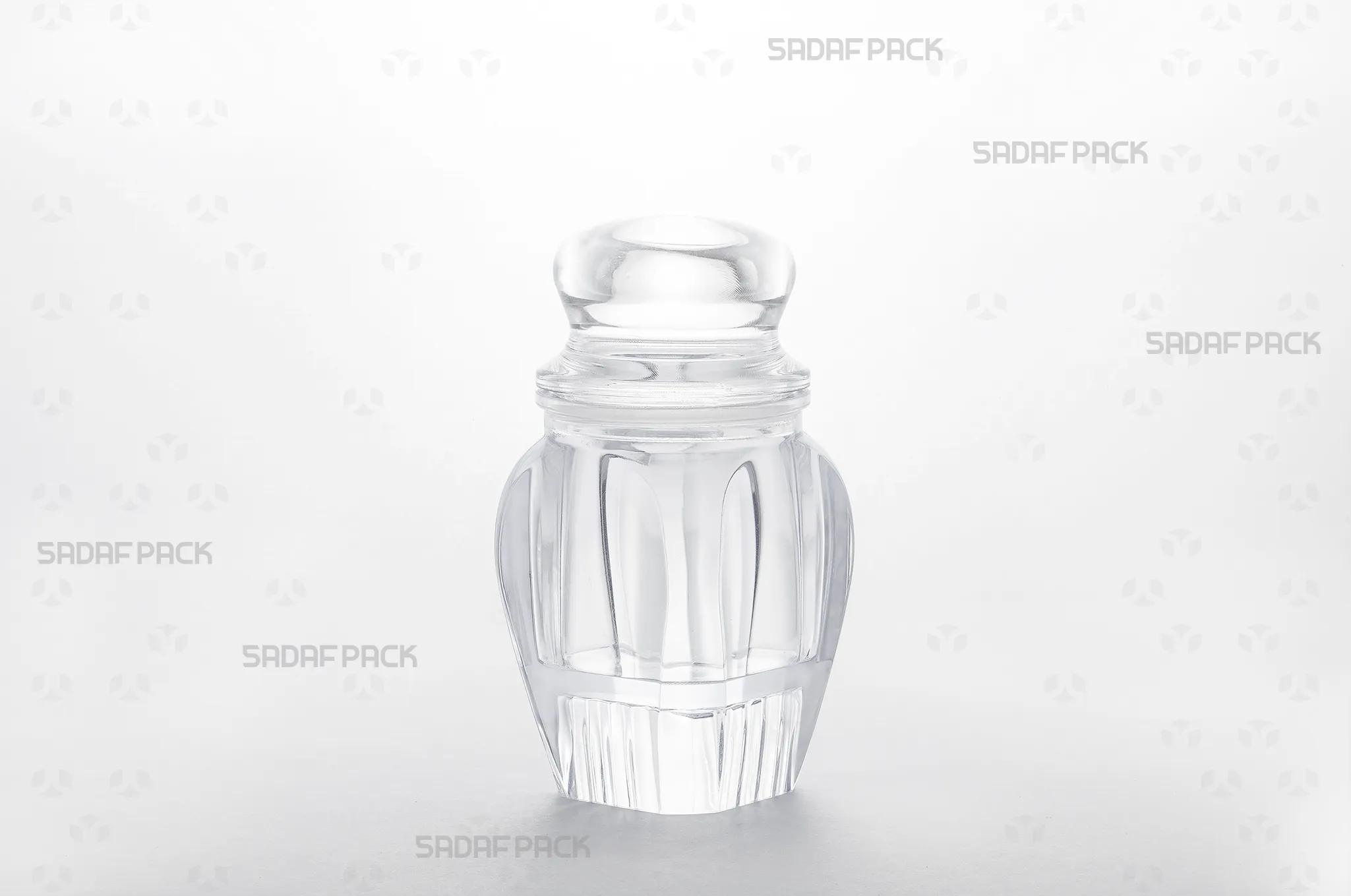 sadafpack-gohar-large-raised-bottom-crystal-container.webp ظرف کریستالی گوهر بزرگ کف بالا برند صدف پک در نمای سهرخ برای نمایش زعفران