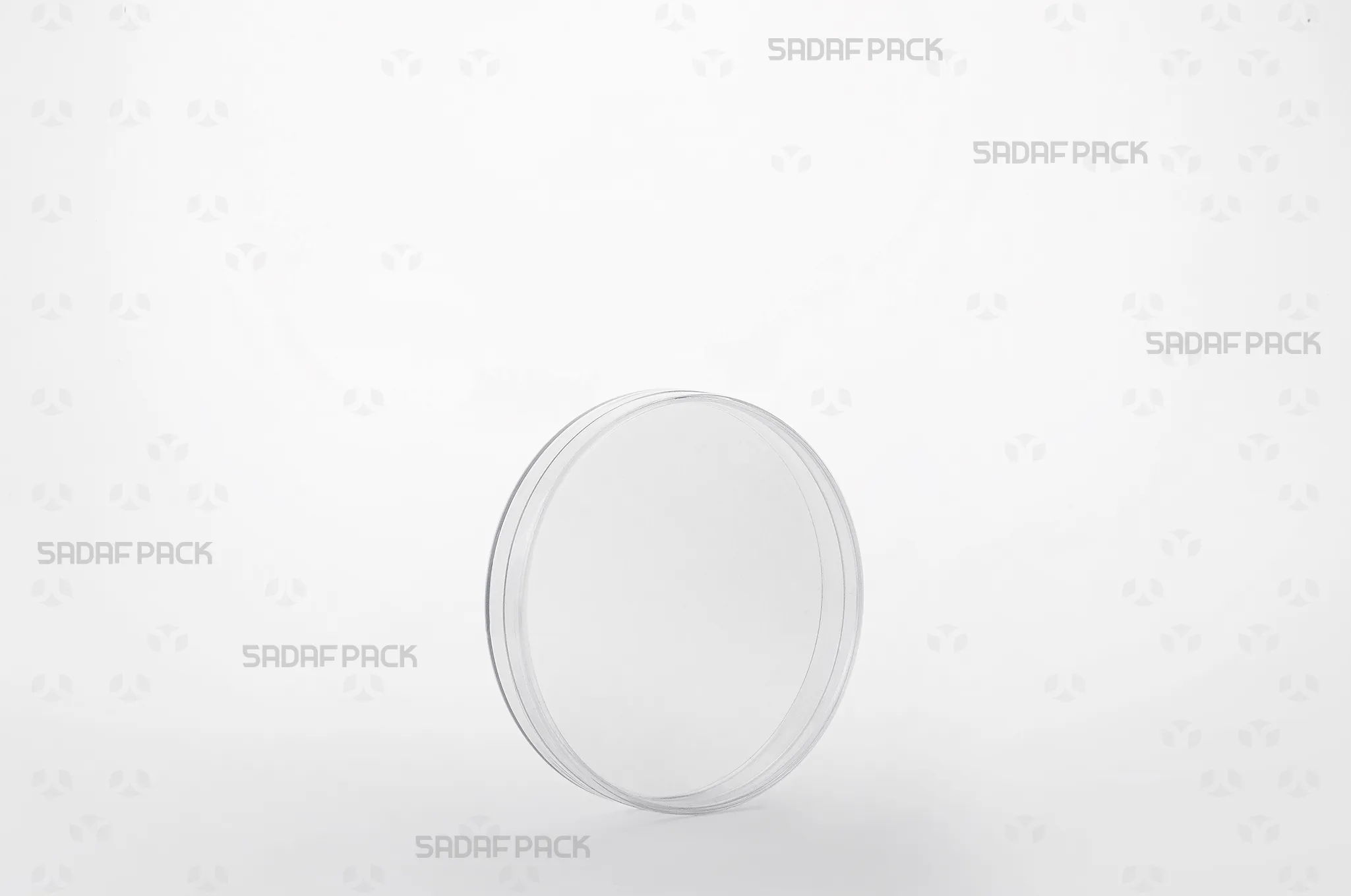 sadafpack-zarf-crystal-10-maghzi.webp ظرف کریستالی گرد مدل ۱۰ مغزی کریستال صدف پک از زاویه سه رخ برای نمایش شفافیت بدنه و طراحی درب