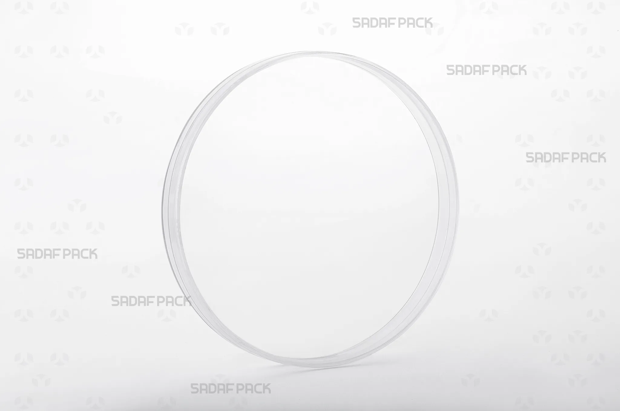 sadafpack-zarf-kristal-15-maghzi.webp نمای سه رخ از ظرف کریستالی 15 مغزی کریستال صدف پک، مناسب برای بسته بندی زعفران صادراتی