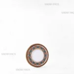 نمای سه‌رخ از قوطی فلزی اسپانیا با قطر ۹/۵ سانتیمتر برند صدف پک، مناسب برای بسته‌بندی زعفران و هل صادراتی.