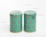 دو قوطی فلزی ۷ سانت با ارتفاع ۱۰ سانت برند صدف پک با طرح فیروزه، یکی با درب پنجره‌دار (طلق) و دیگری با درب فلزی کامل که در کنار هم نمایش داده شده‌اند.