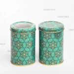 دو قوطی فلزی ۷ سانت با ارتفاع ۱۰ سانت برند صدف پک با طرح فیروزه، یکی با درب پنجره‌دار (طلق) و دیگری با درب فلزی کامل که در کنار هم نمایش داده شده‌اند.