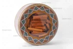 قوطی فلزی گرد 23 در 10 سانت پر شده با چوب دارچین، مناسب برای بسته‌بندی صادراتی خشکبار و آجیل