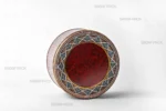 نمای سه‌رخ از قوطی فلزی 17 در 8 سانت پر شده با زعفران ایرانی، مناسب برای بسته‌بندی صادراتی