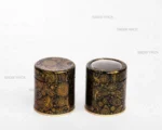 قوطی فلزی قطر 6.6 سانت با ارتفاع 5 سانت طرح مشکی و طلایی صدف پک، نمایش دو مدل درب با طلق و بدون طلق در کنار هم