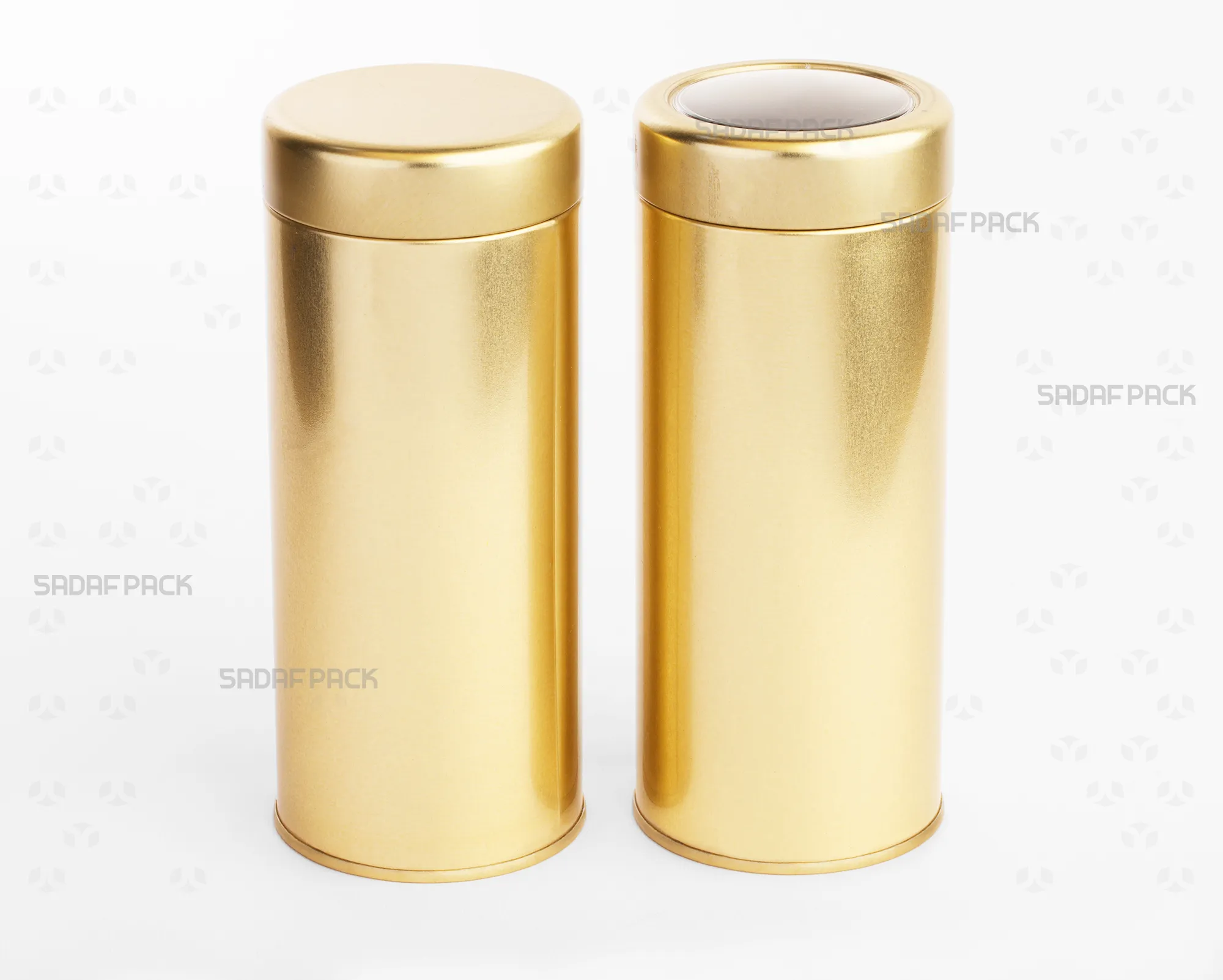 sadafpack-ghoti-felezi-talaei-6.6-sant-dar-13.5-sant-moghayese-darb.webp قوطی فلزی قطر 6.6 سانت با ارتفاع 13.5 سانت طرح طلایی صدف پک، نمایش دو مدل درب با طلق و بدون طلق در کنار هم