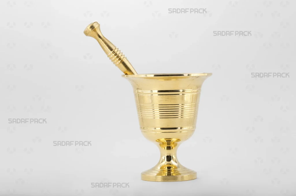 نمای روبرو از هاون برنجی جامی سایز 100 صدف پک، با طراحی جام مانند و خطوط حکاکی شده دور بدنه برای سابیدن زعفران.