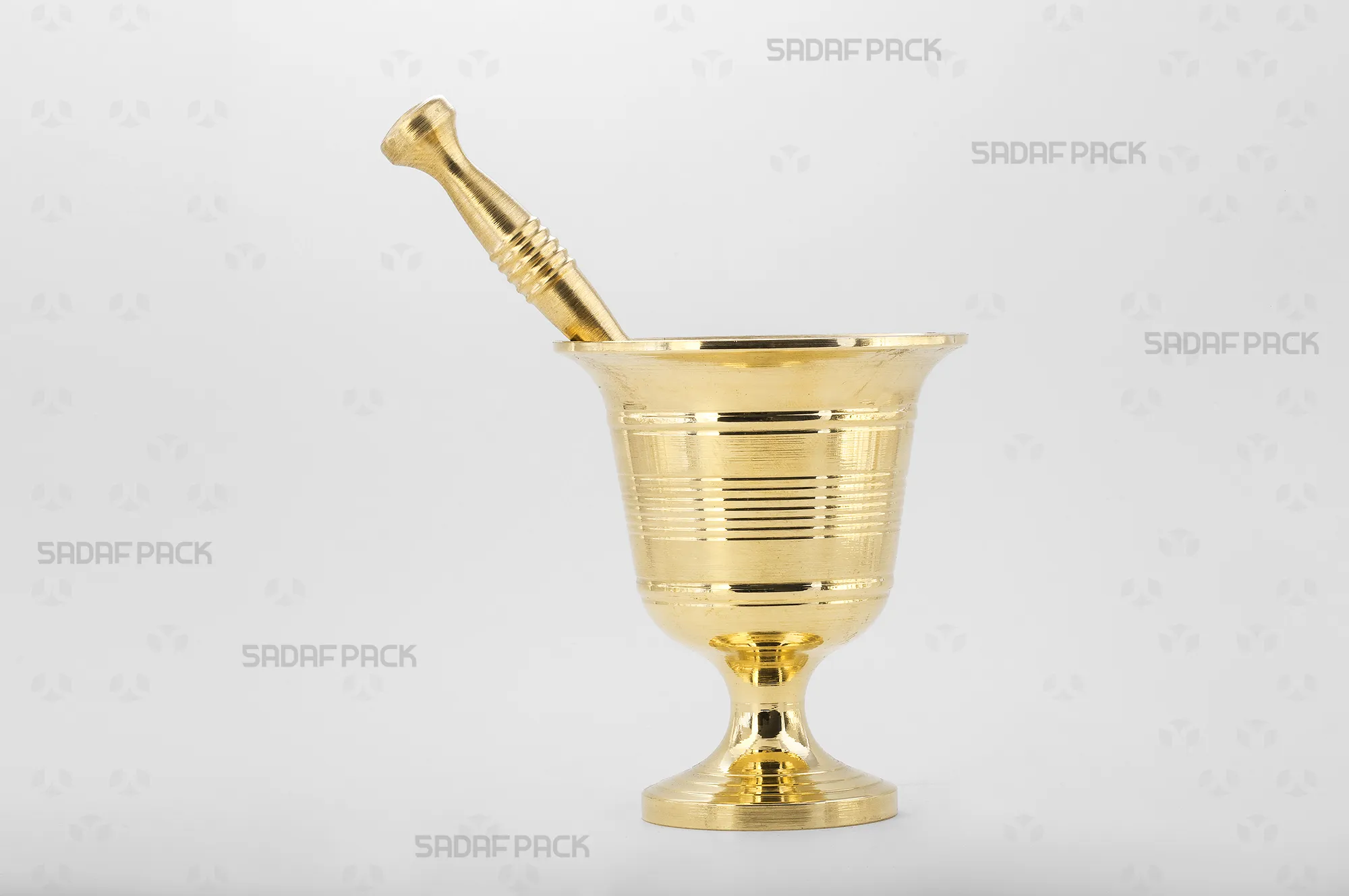 sadafpack-haavan-jami-100.webp نمای روبرو از هاون برنجی جامی سایز 100 صدف پک، با طراحی جام مانند و خطوط حکاکی شده دور بدنه برای سابیدن زعفران.