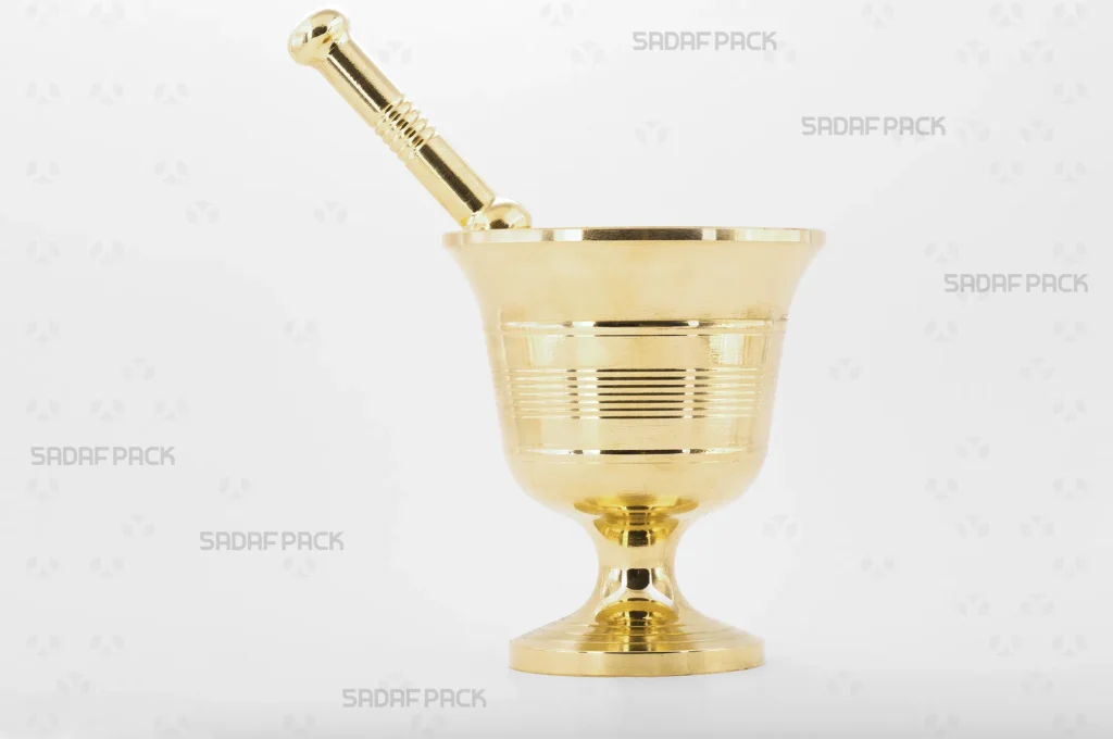 هاون برنجی جامی سایز 115 برند صدف پک، نمای کامل از بدنه و دسته با خطوط حکاکی شده برای آسیاب کردن زعفران و ادویه‌جات