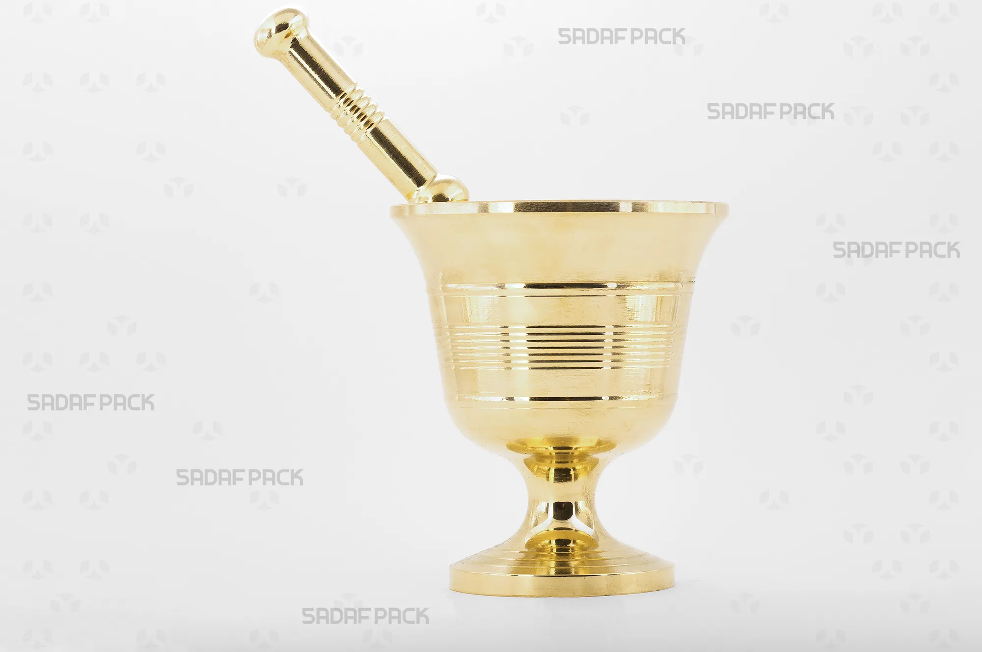 sadafpack-haavan-jami-115.webp هاون برنجی جامی سایز 115 برند صدف پک، نمای کامل از بدنه و دسته با خطوط حکاکی شده برای آسیاب کردن زعفران و ادویهجات