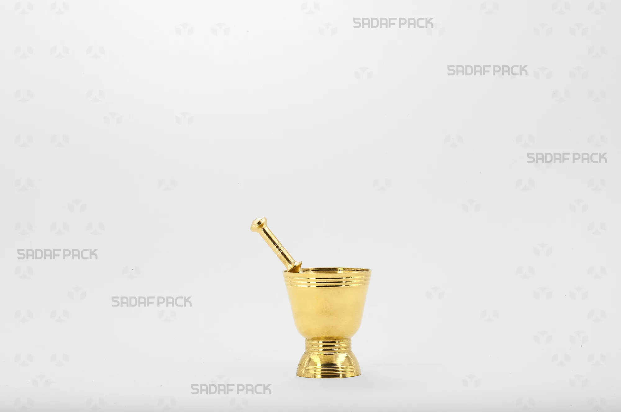 sadafpack-haavan-jami-40.webp هاون برنجی مدل جامی سایز 40 برند صدف پک، با طراحی جام شکل و خطوط حکاکی شده برای پودر کردن زعفران و ادویه