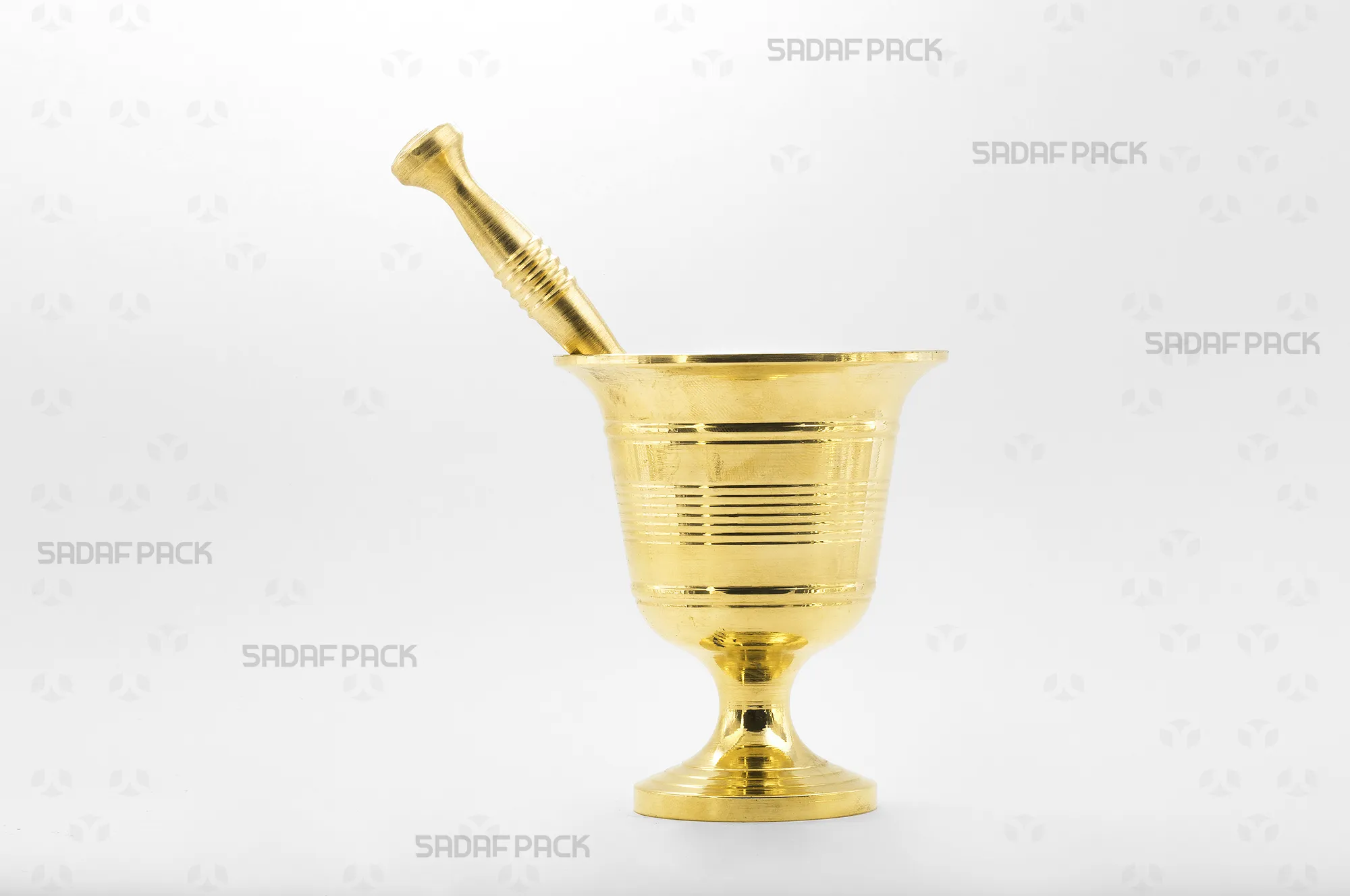 sadafpack-haavan-jami-85.webp هاون برنجی جامی سایز 85 محصول صدف پک با طراحی جام مانند و خطوط مدور حکاکی شده برای سابیدن زعفران