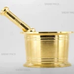 نمای جلوی هاون سنتی 130 صدف پک، ساخته شده از فلز برنج مقاوم و سنگین با طراحی کلاسیک و خطوط دایره‌ای حکاکی شده، مناسب برای پودر کردن زعفران و ادویه‌جات.