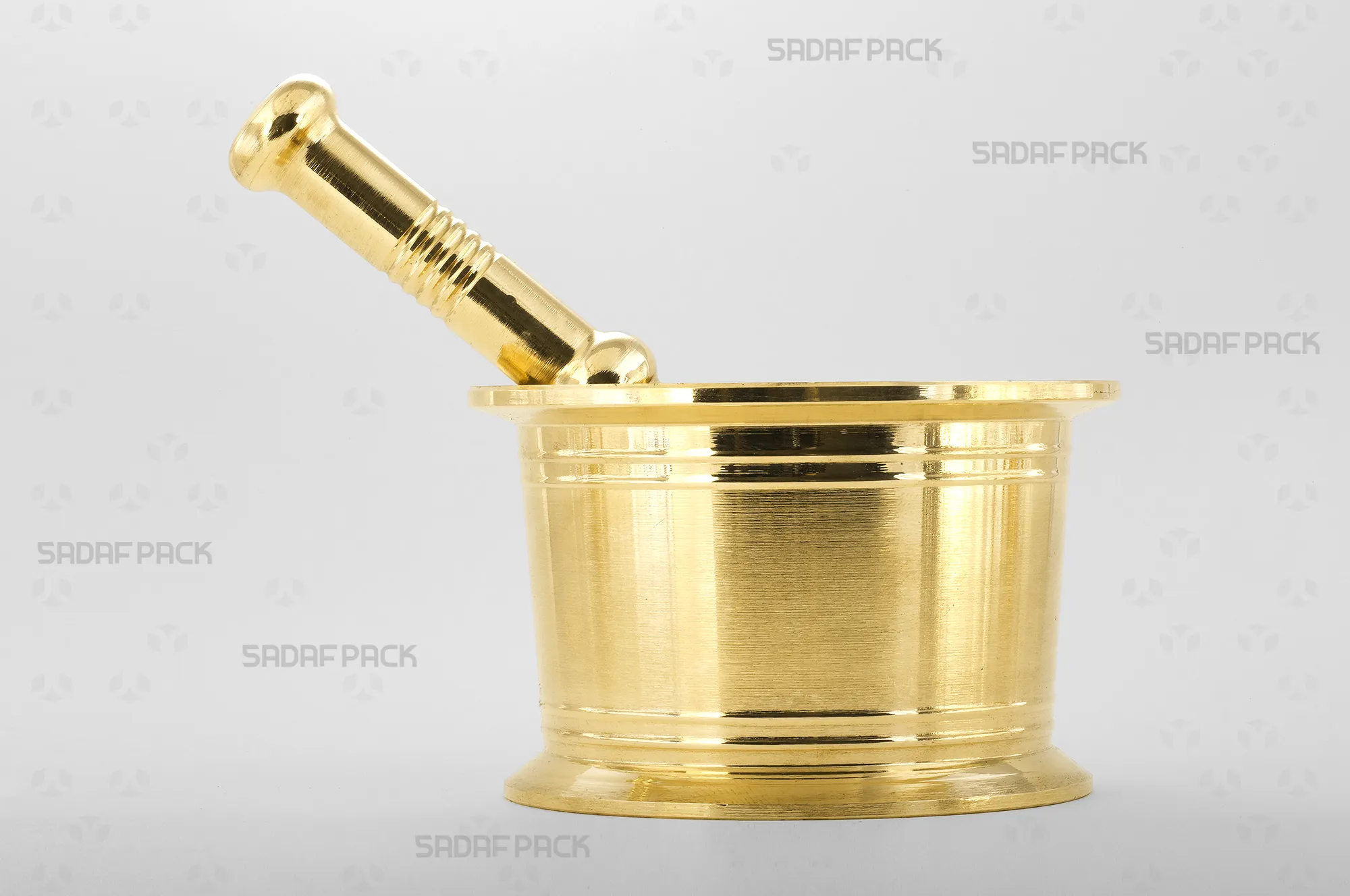sadafpack-haavan-sonnati-130.webp نمای جلوی هاون سنتی 130 صدف پک، ساخته شده از فلز برنج مقاوم و سنگین با طراحی کلاسیک و خطوط دایرهای حکاکی شده، مناسب برای پودر کردن زعفران و ادویهجات.