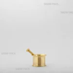 نمای جلوی هاون سنتی 40 صدف پک، یک هاون برنجی سنگین و استوانه‌ای با خطوط دایره‌ای حکاکی شده برای آسیاب زعفران و ادویه.