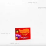 کارت زعفران 6×8 سانتی‌متر صدف پک با رنگ قرمز-نارنجی، جنس کاغذ گلاسه و طرح حرم امام رضا شامل اطلاعات محصول به فارسی و انگلیسی، مناسب قرار گرفتن در پاکت یک گرم زعفران (قدیم و جدید) برای معرفی محصول و اطلاع‌رسانی به مشتری