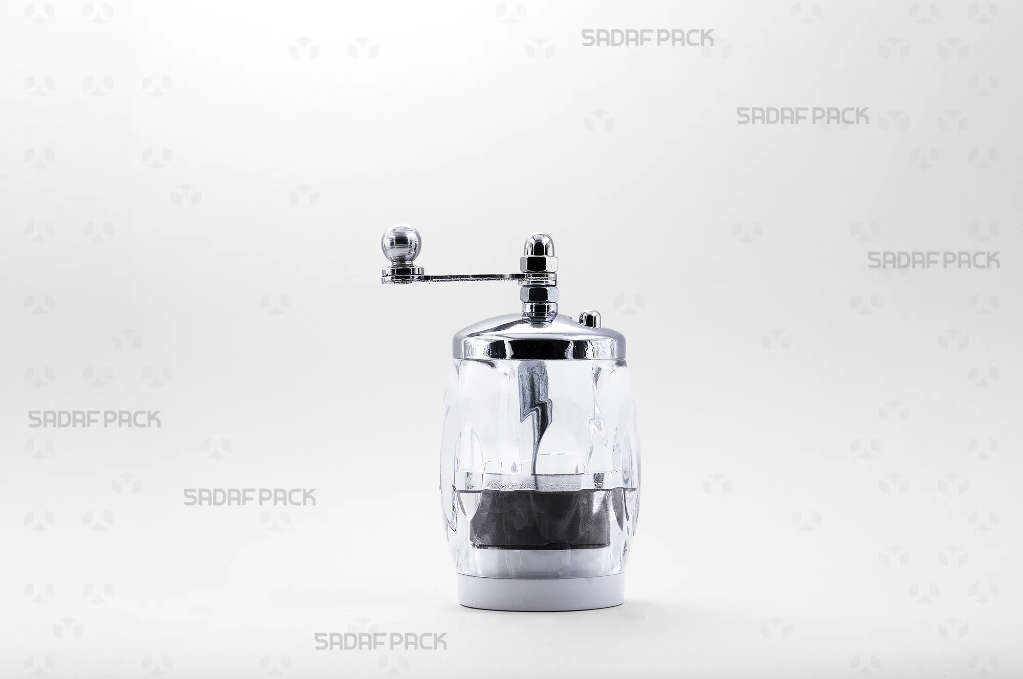 sadafpack-zaferan-sab-6-goosh.webp نمای روبرو زعفران ساب کریستالی مدل 6 گوش صدف پک با بدنه شفاف، درپوش و دسته فلزی با آبکاری کروم برای پودر کردن یکنواخت رشتههای زعفران