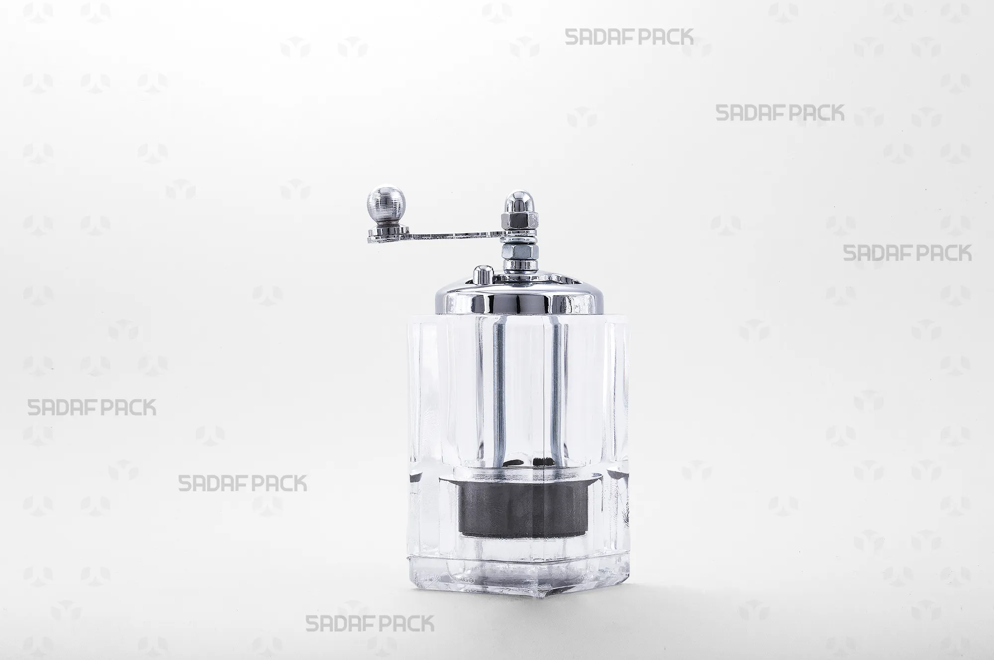 sadafpack-zaferan-sab-morvarid-sadeh.webp نمای روبرو زعفران ساب کریستالی مدل مروارید ساده برند صدف پک، با بدنه شفاف، درپوش و دسته فلزی با آبکاری کروم، مناسب برای پودر کردن یکنواخت زعفران و سایر ادویهها