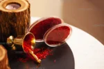 چیدمان هنری ظروف بیضی کریستالی صدف پک با زعفران، ایده‌آل برای بسته‌بندی لوکس و صادراتی زعفران.