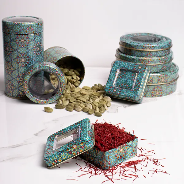 مجموعه ست قوطی‌های فلزی طرح فیروزه صدف پک شامل ظروف استوانه‌ای و چهارگوش پنجره‌دار که با زعفران سرگل و هل سبز پر شده‌اند تا کاربرد بسته‌بندی لوکس و صادراتی ادویه و خشکبار را نمایش دهند