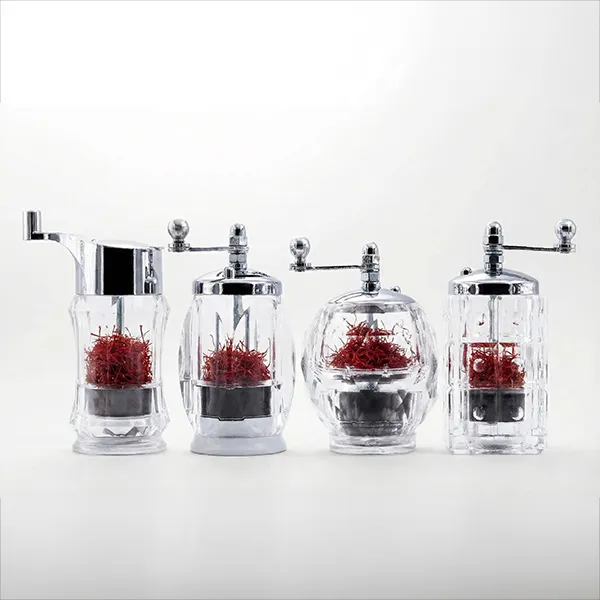 مجموعه انواع زعفران‌ساب‌های صدف پک شامل مدل‌های چهارگوش، شش‌گوش، گرد، الماس و مروارید که در کنار هم چیده شده‌اند تا تنوع طراحی و بدنه شفاف شیشه‌ای را برای آسیاب کردن زعفران نمایش دهند